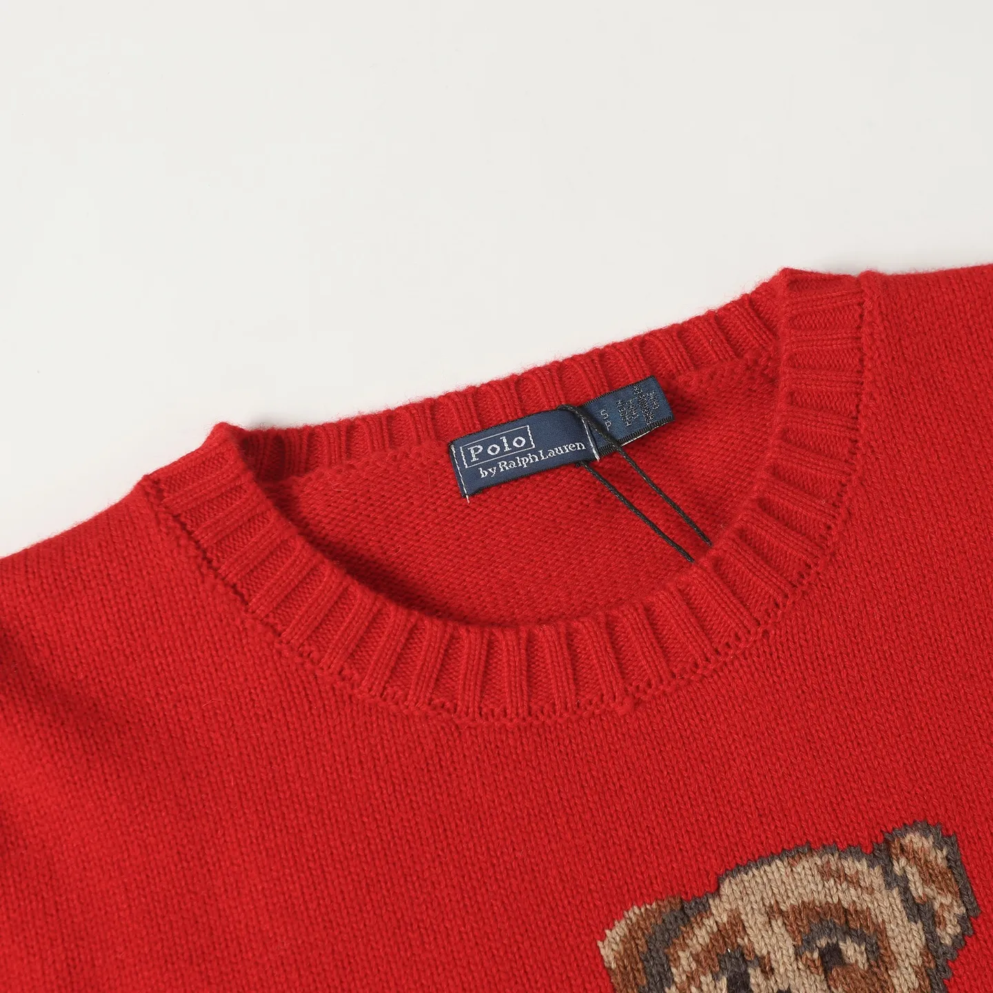 P470 [Wool] Original high-end quality Ralph lauren pol* 2026 early spring latest series! New Year's limited edition bear embroidered sweater, wool blend, soft and comfortable, super warm in autumn and winter! The little bear is wearing a red buttoned jacket and holding a red envelope. It is full of details and full of festive atmosphere. The classic round neck design is casual and versatile, and can be easily worn by both men and women. It is suitable for holiday gifts or daily wear. Exquisite craftsmanship + interesting design make it easy to create a festive look ✨. 3️⃣Personal color! S-M-L3️⃣ code!